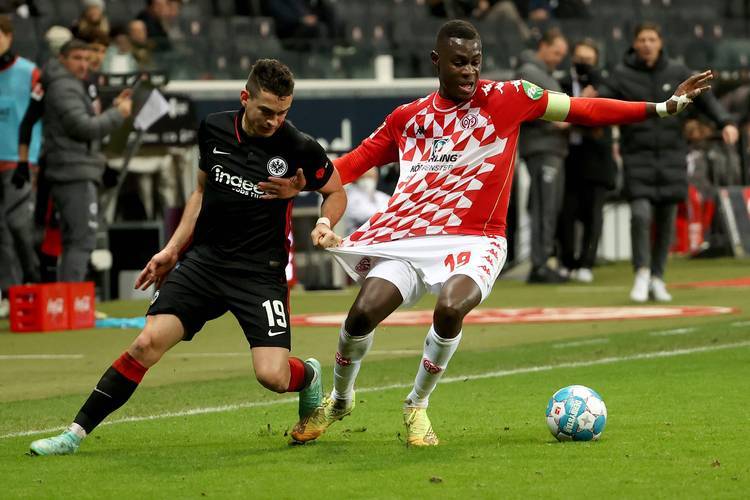 法兰克福球员受伤,赛季前景堪忧的简单介绍 法兰克福球员受伤,赛季前景堪忧的简单介绍