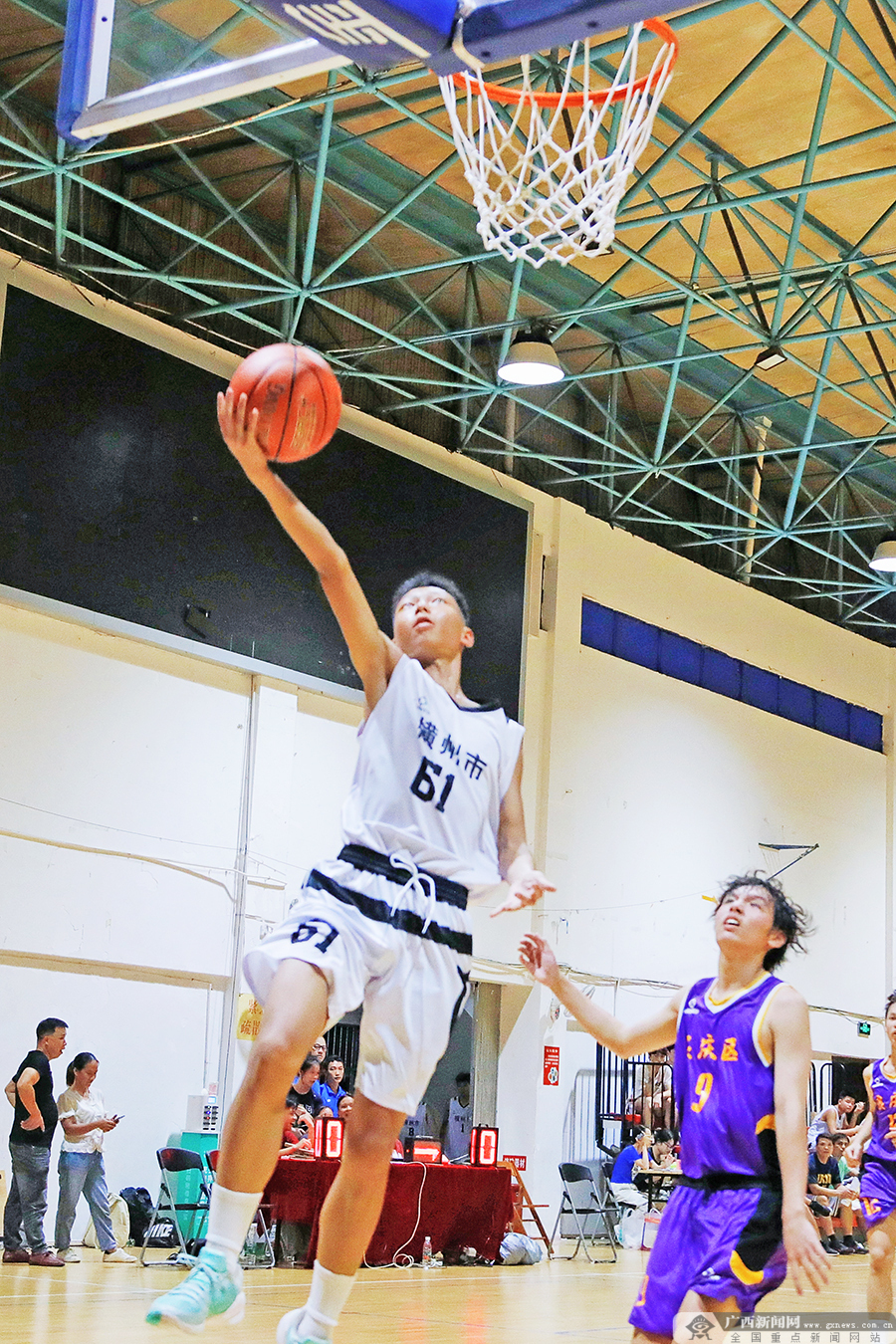 体育精神耀眼，篮球较量如火如荼