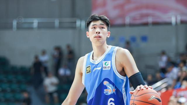 广东篮球队在场上表现出色，取得胜利的简单介绍