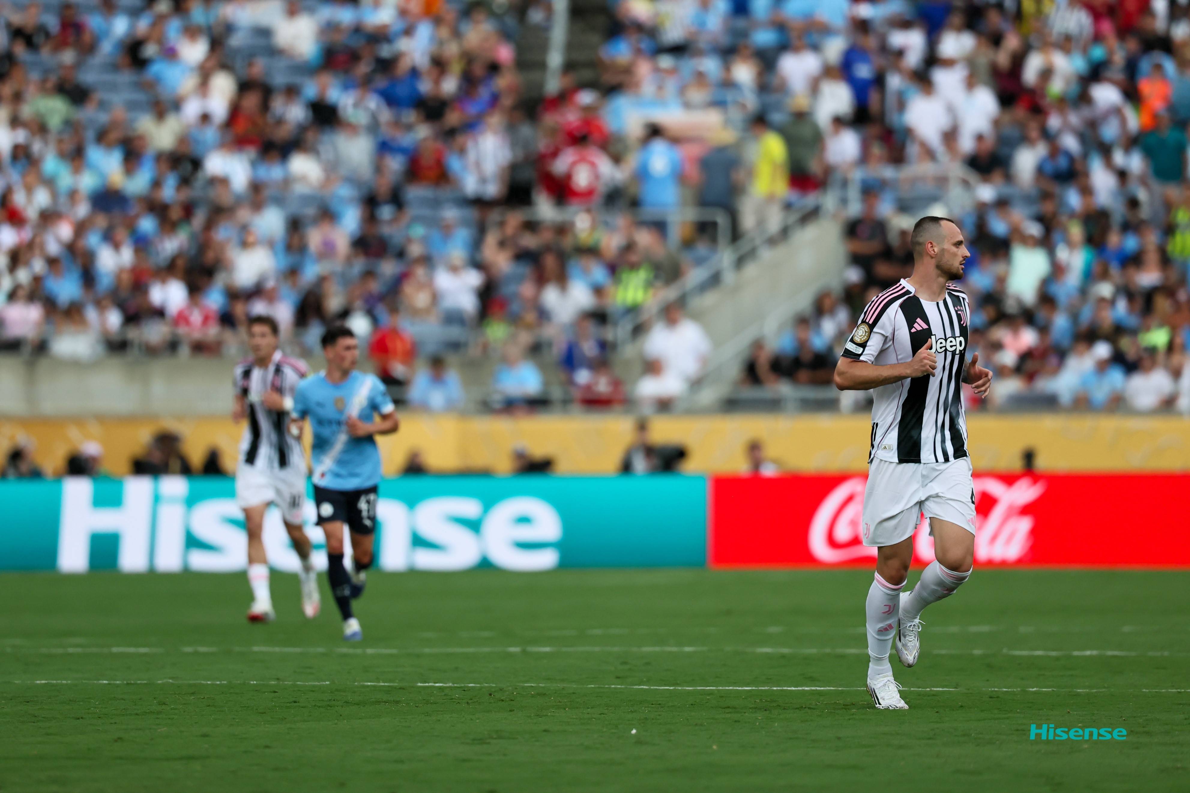 曼城主场表现不佳，球迷纷纷呼吁全面改进